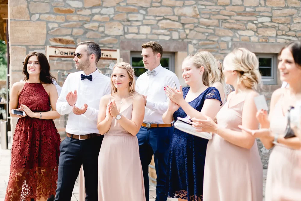hochzeitsfotografin-freihof-prichsenstadt-074 Gäste applaudieren bei Tortenanschnitt auf Hochzeit im Freihof in Prichsenstadt