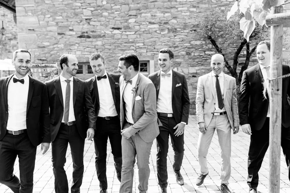 hochzeitsfotografin-freihof-prichsenstadt-078 Best Men – Männer-Gruppenbild auf Hochzeit im Freihof in Prichsenstadt