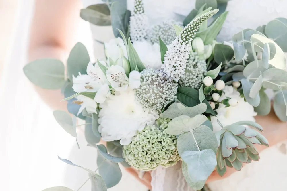 hochzeitsfotografin-freihof-prichsenstadt-092 Brautstrauß mit Alstromeria, Veronica, Eucalyptus und Sukkulenten zur Hochzeit im Freihof Prichsenstadt