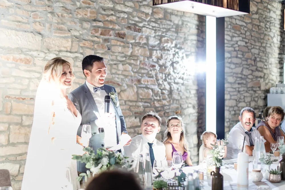 hochzeitsfotografin-freihof-prichsenstadt-105 Hochzeitsrede des Bräutigams zum Abendessen bei Hochzeit in Eventscheune im Freihof Prichsenstadt