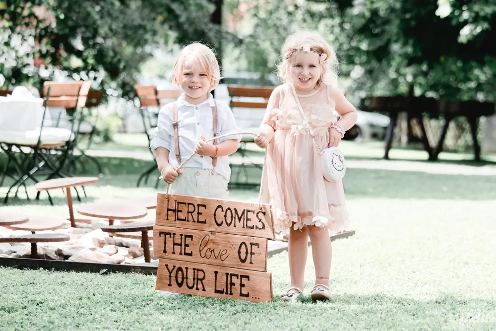 hochzeitsfotografin-meier-hilzhofen-07 Brautkinder tragen Schild