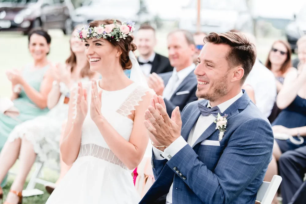 hochzeitsfotografin-meier-hilzhofen-13 Brautpaar applaudiert bei freier Trauung im Landgasthof Meier