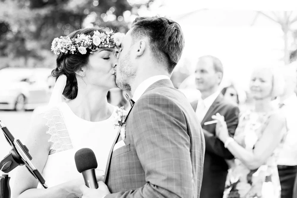 hochzeitsfotografin-meier-hilzhofen-15 Brautpaar küsst sich nach Ja-Wort im Landgasthof Meier