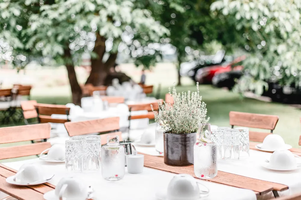 hochzeitsfotografin-meier-hilzhofen-22 gedeckter Kaffeetisch zur Hochzeit bei Landgasthof Meier