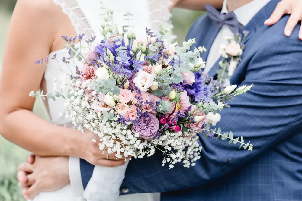 hochzeitsfotografin-meier-hilzhofen-44 Brautstrauß mit Wiesenblumen bei Hochzeitslocation Landgasthof Meier