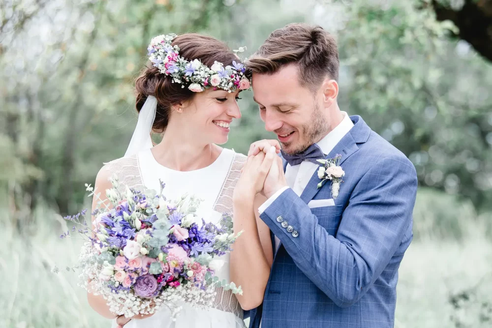 hochzeitsfotografin-meier-hilzhofen-45 Bräutigam küsst die Hand seiner Braut bei Landgasthof Meier