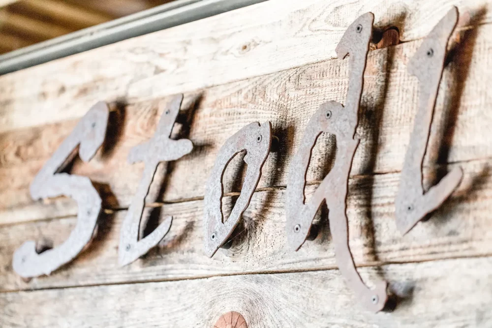 hochzeitsfotografin-meier-hilzhofen-51 Eisenschild mit Einzelbuchstaben