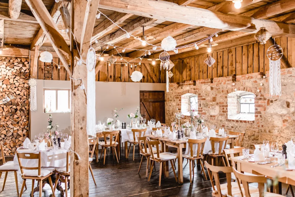 hochzeitsfotografin-meier-hilzhofen-58 Mit Traumfängern geschmückte Brautstodl Scheune bei Landgasthof Meier