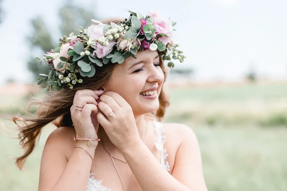 Braut mit üppigem Blumenkranz bei Hochzeit im Winzerhof Stahl bei Würzburg