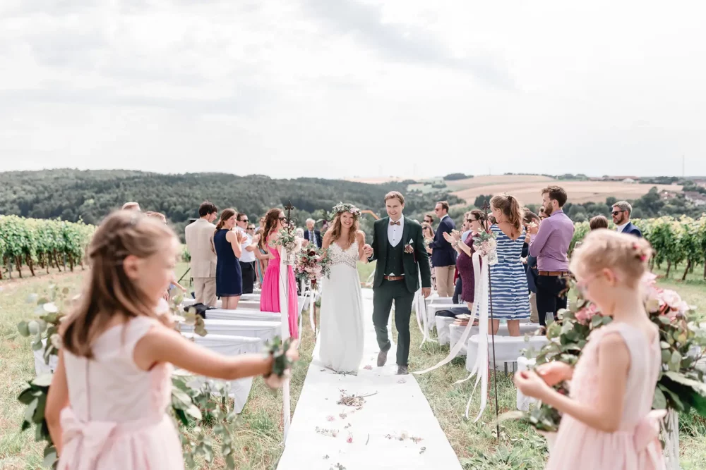 Auszug des Brautpaars nach freier Trauung zur Hochzeit im Winzerhof Stahl bei Würzburg