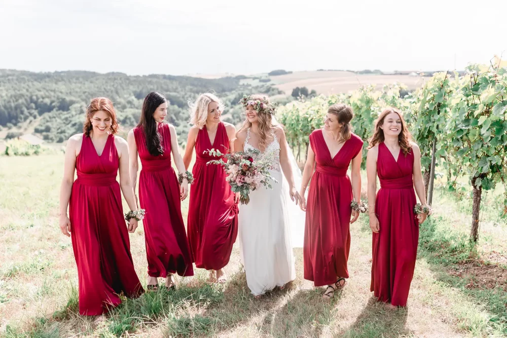 Brautjungfern in roten Kleidern zur Hochzeit bei Würzburg in Location Winzerhof Stahl