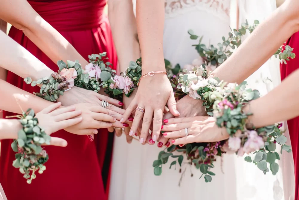 Armschmuck aus Blumen als Geschenk für Brautjungfern zur Hochzeit bei Würzburg