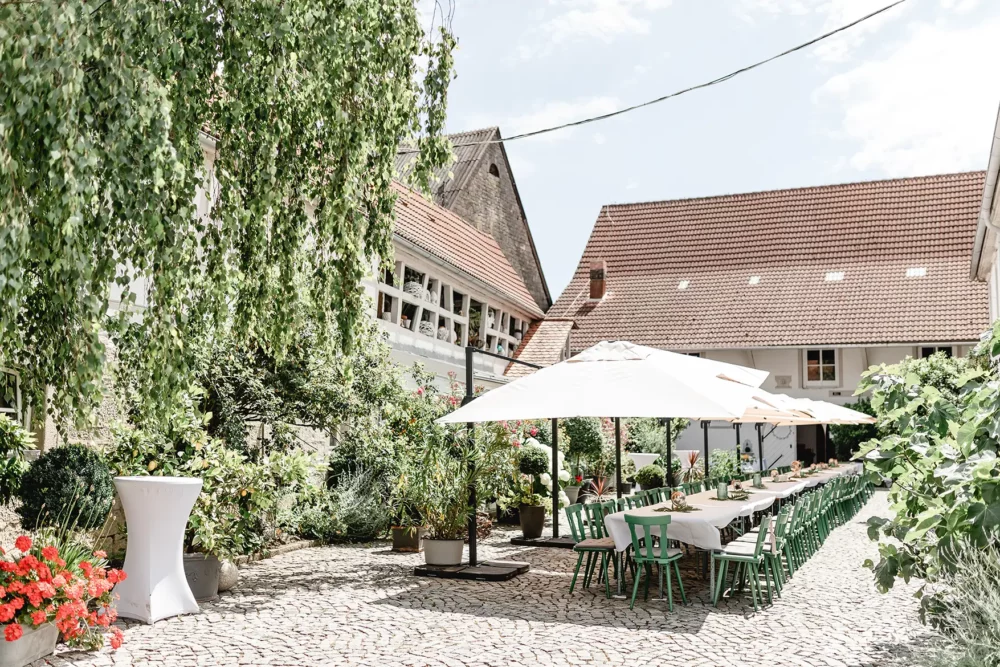 Traumhafte Scheunenhochzeit mit Kaffeetafel im Hof von Winzerhof Stahl Hochzeitslocation Würzburg