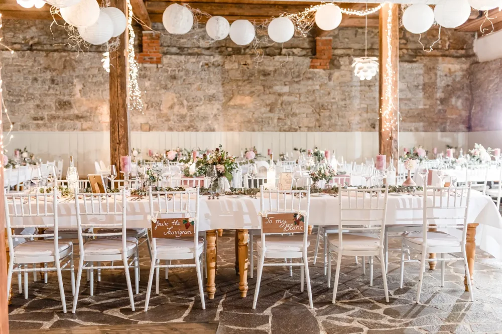 mit Lichterketten und Lampions geschmückte Scheune zur Hochzeit im Winzerhof Stahl bei Würzburg
