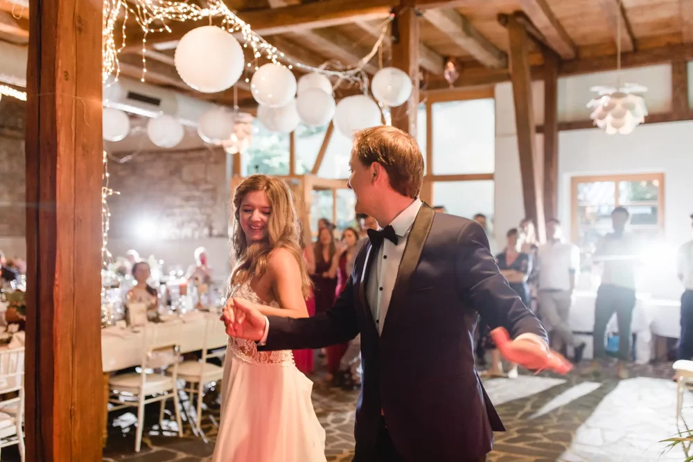 Brautpaar tanzt in Scheune der Hochzeitslocation Winzerhof Stahl bei Würzburg
