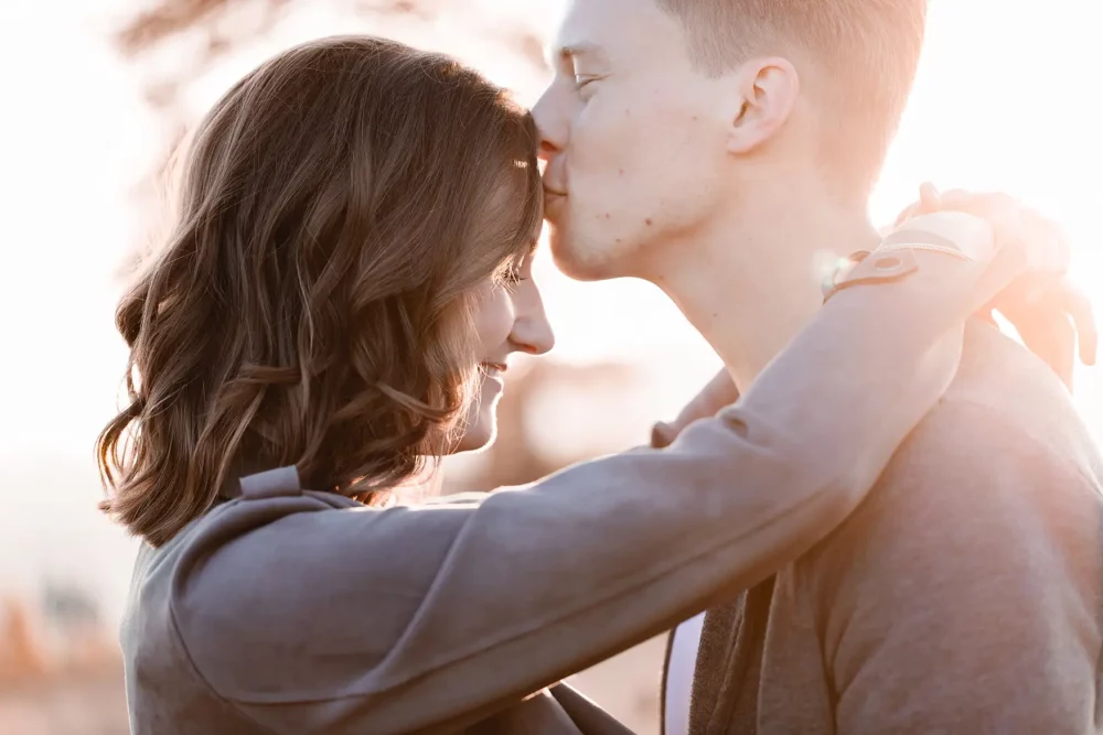 paarshooting-amberg-sonnenuntergang-07 Stirnkuss im Sonnenuntergang bei Paarshooting in Amberg