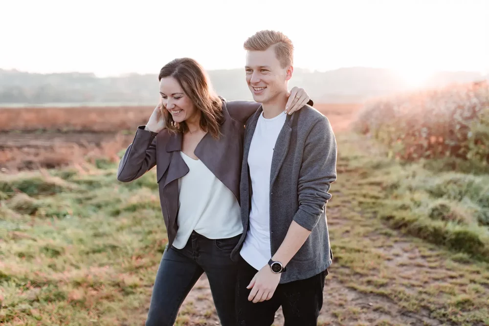 paarshooting-amberg-sonnenuntergang-18 Lächelndes Paar bei Paarshooting in der Amberger Natur