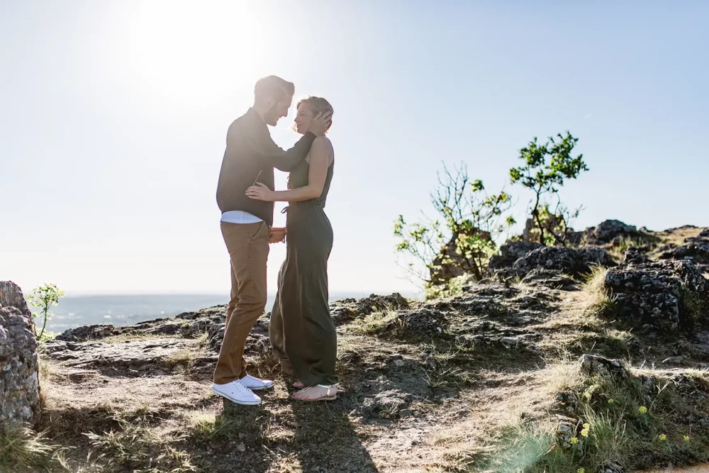 paarshooting-nuernberg-02 außergewöhnliches Verlobungsshooting auf einer Bergkuppe mit Fotografin aus Amberg