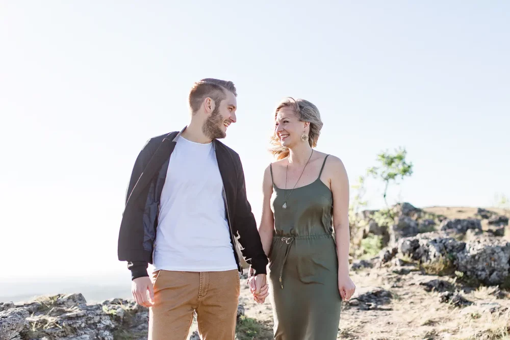 paarshooting-nuernberg-03 außergewöhnliches Verlobungsshooting mit Fotograf auf einer Bergkuppe bei Nürnberg