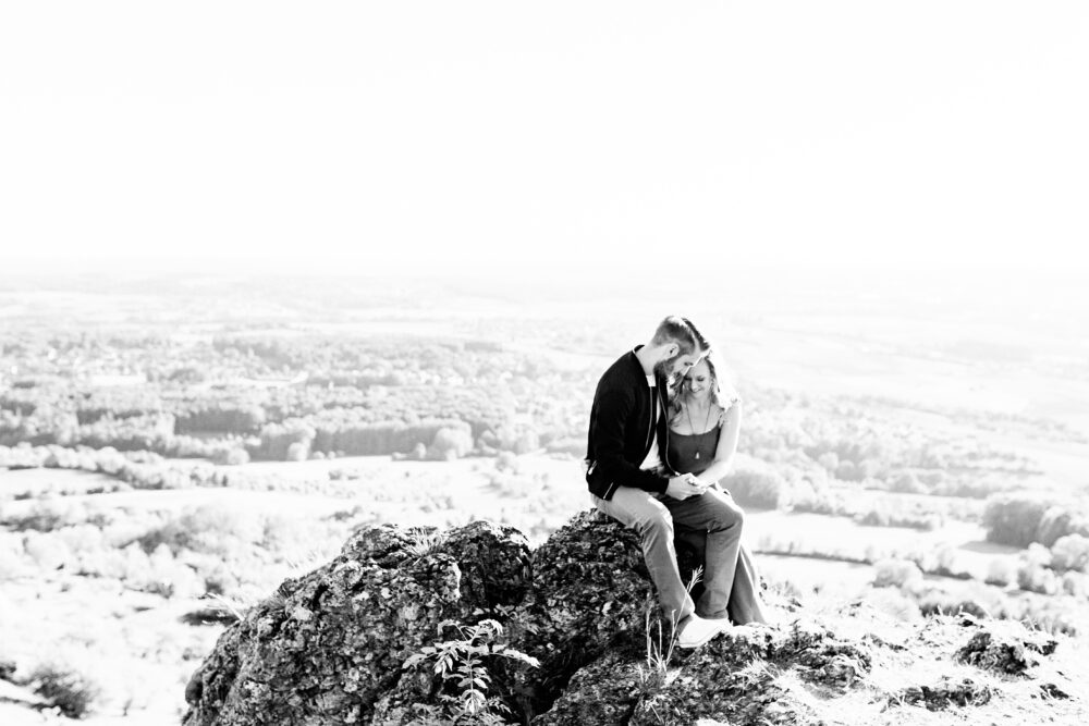 paarshooting-nuernberg-08 Pärchen Fotoshooting auf einer Bergkuppe mit Blick über Fränkische Schweiz bei Nürnberg
