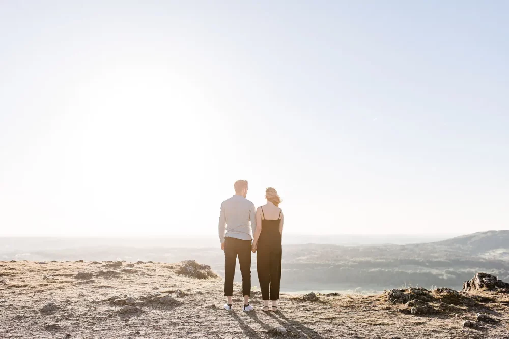 paarshooting-nuernberg-19 Paar steht am Rand einer Bergkuppe bei außergewöhnlichem Paarshooting mit Fotograf bei Nürnberg