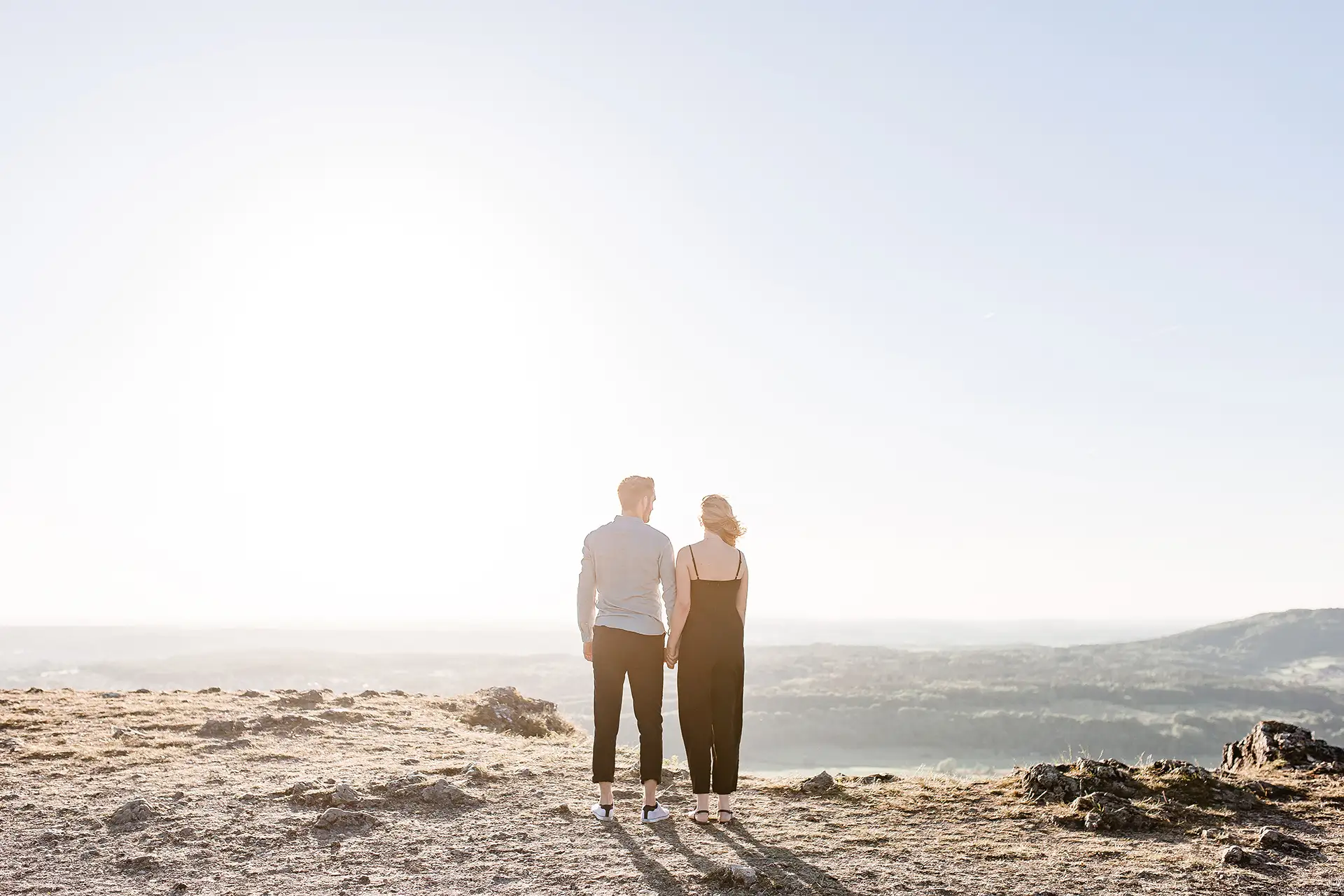 paarshooting-nuernberg-1920 Pärchen hält Händchen auf Berggipfel bei Paarshooting in Nürnberg