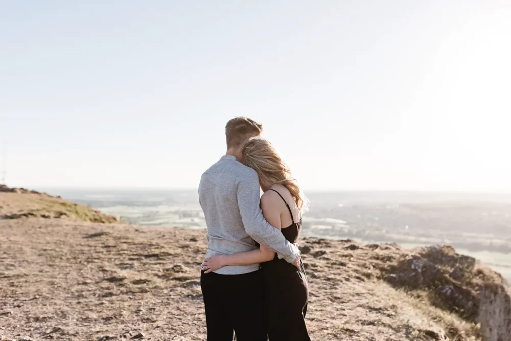 paarshooting-nuernberg-21 Paar kuschelnd auf Bergkuppe bei Paarshooting nahe Nürnberg
