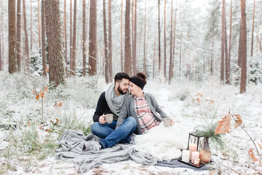 Paarshooting im Schnee mit Babybauch in Nürnberger Wald mit Fotografin aus Amberg