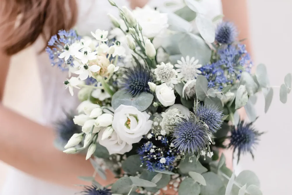 Brautstrauß mit Wildblumen & Disteln blau weiß von Florist Fürth Gartenwelt Dauchenbeck zur Hochzeit mit Hochzeitsfotografin Nürnberg im Keidenzeller Hof