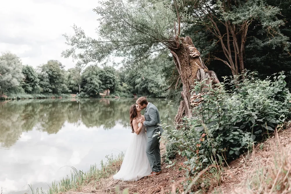 Hochzeitsfotografin Fürth zur Hochzeit in Keidenzeller Hof in Hochzeitslocation Nürnberg bei Brautpaarshooting am See bei Langenzenn