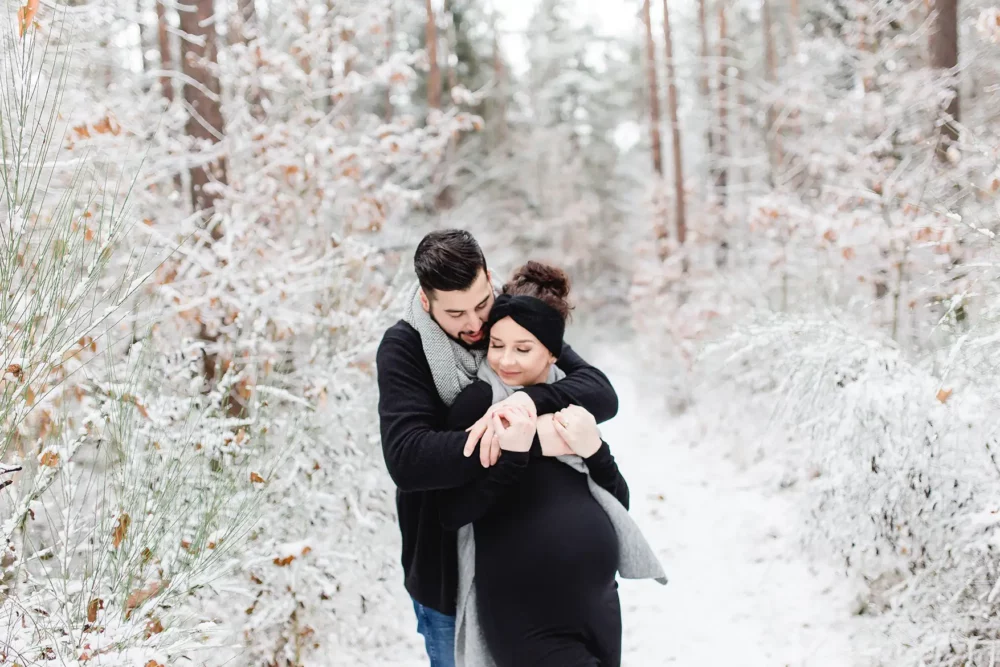 Babybauch Paarshooting im Winter mit Fotografin in Nürnberg