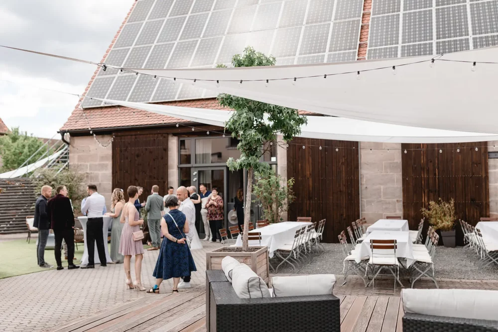 Hochzeitsfotografin bei Sektempfang zur Hochzeit in Hochzeitslocation Nürnberg Fürth Keidenzeller Hof