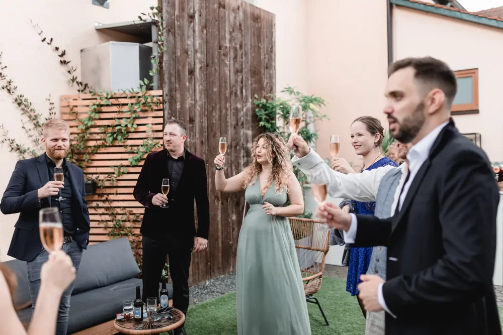 Hochzeitsfotografin Fürth beim Sektempfang vor Keidenzeller Hof Scheune zur Hochzeit in Hochzeitslocation Nürnberg Fürth