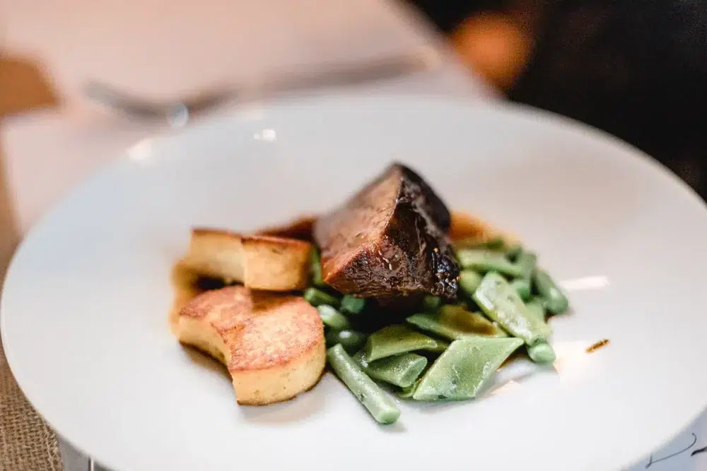 Hochzeitsmenü Hauptgang zur Scheunenhochzeit im Keidenzeller Hof mit Hochzeitsfotografin Fürth in Hochzeitslocation Nürnberg