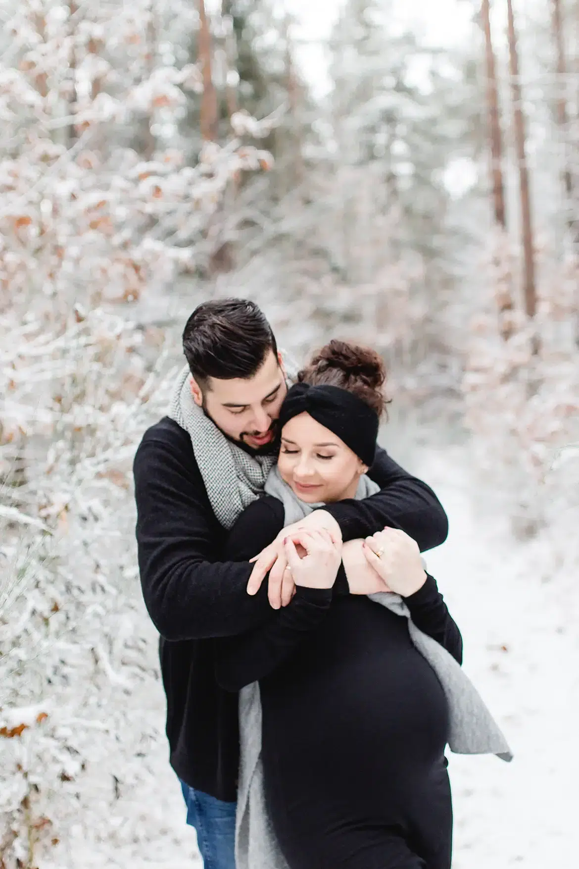 babybauchshooting-nuernberg-paarshooting-im-schnee-fotograf-amberg-1170 Babybauchshooting Nürnberg, Paarshooting im Schnee mit Hund & Fotografin aus Amberg