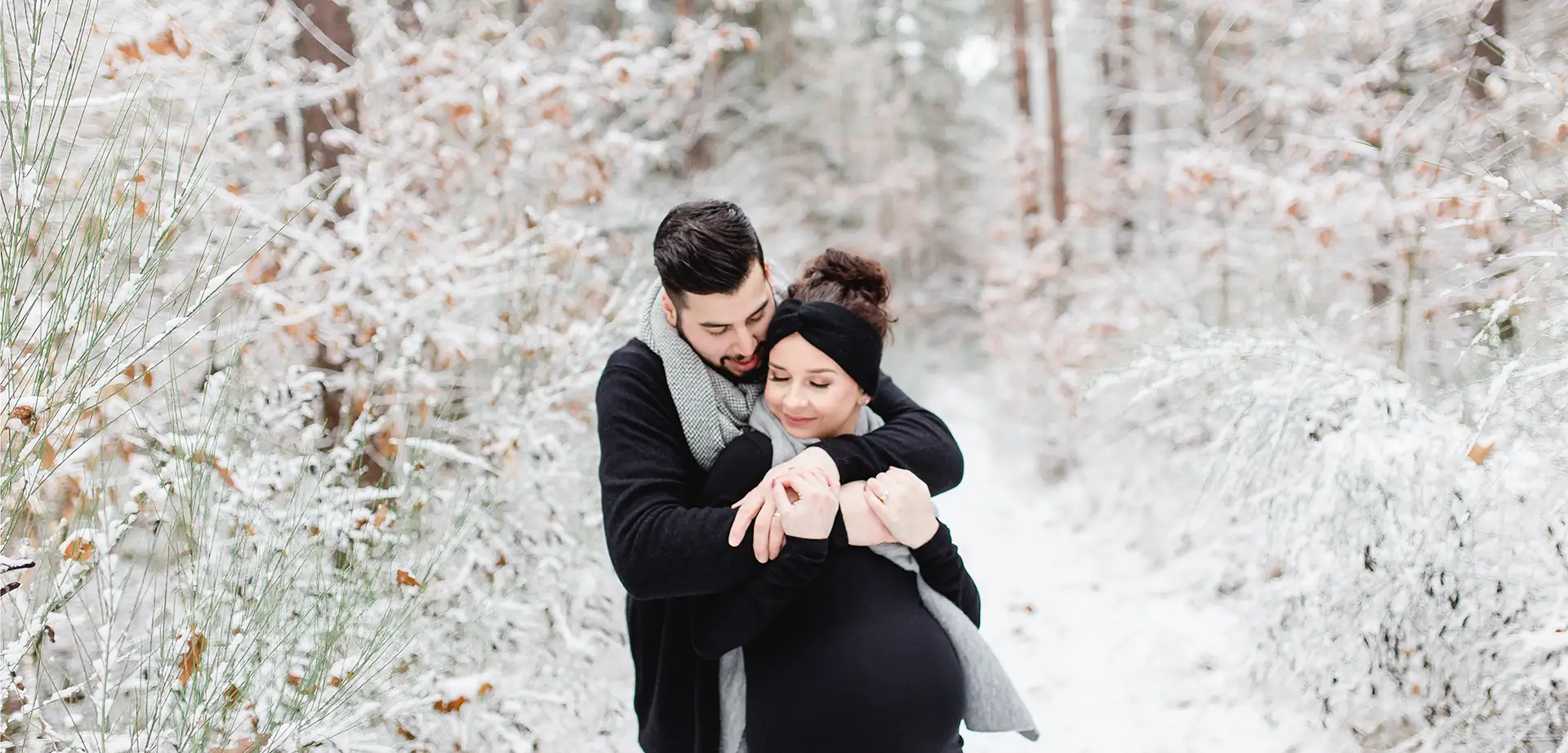 babybauchshooting-nuernberg-paarshooting-im-schnee-fotograf-amberg-1920 Babybauchshooting Nürnberg als Paarshooting im Schnee mit Hund & Fotograf aus Amberg
