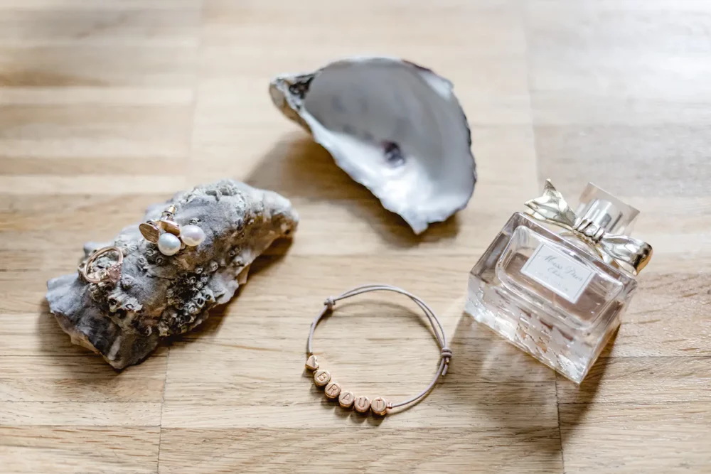 Hochzeitsfotograf in Fürth bei Getting Ready der Braut mit Brautschmuck aus roségold zur Hochzeit im ACANTUS Hotel