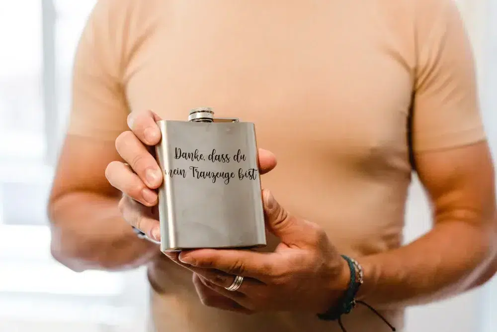Geschenk für Trauzeuge: personalisiserter Flachmann zur Hochzeit bei Nürnberg