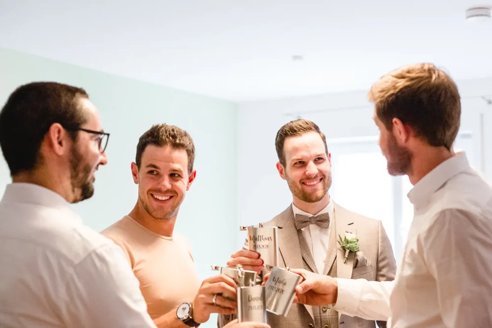 Bräutigam mit Best Men beim Getting Ready zur Hochzeit mit Fotograf bei Nürnberg