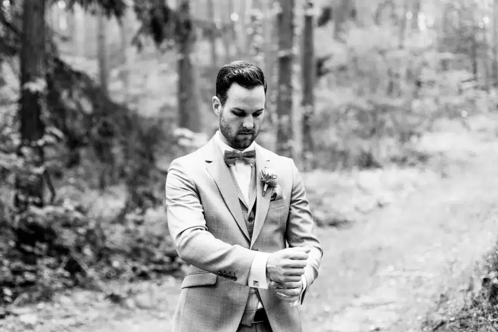 Bräutigam Outfit zur Hochzeit im ACANTUS Hotel mit Fotograf bei Nürnberg