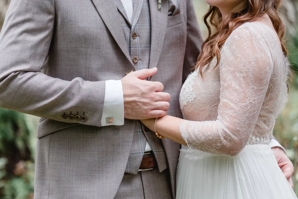 Brautkleid mit Spitze von DIVINE Atelier bei Hochzeitsshooting mit Hochzeitsfotografin bei Nürnberg zur Hochzeit im ACANTUS Hotel