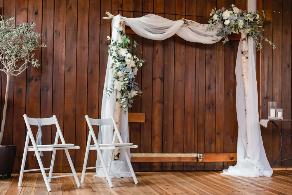Traubogen mit Blumendeko & Tüchern für freie Trauung im ACANTUS Hotel zur Hochzeit mit Fotograf in Hochzeitslocation bei Nürnberg