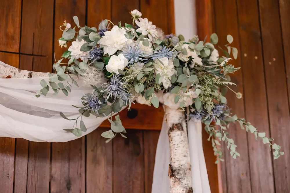 Blumendeko für Traubogen von ART Decorations zur Hochzeit mit Fotograf im ACANTUS Hotel bei Nürnberg
