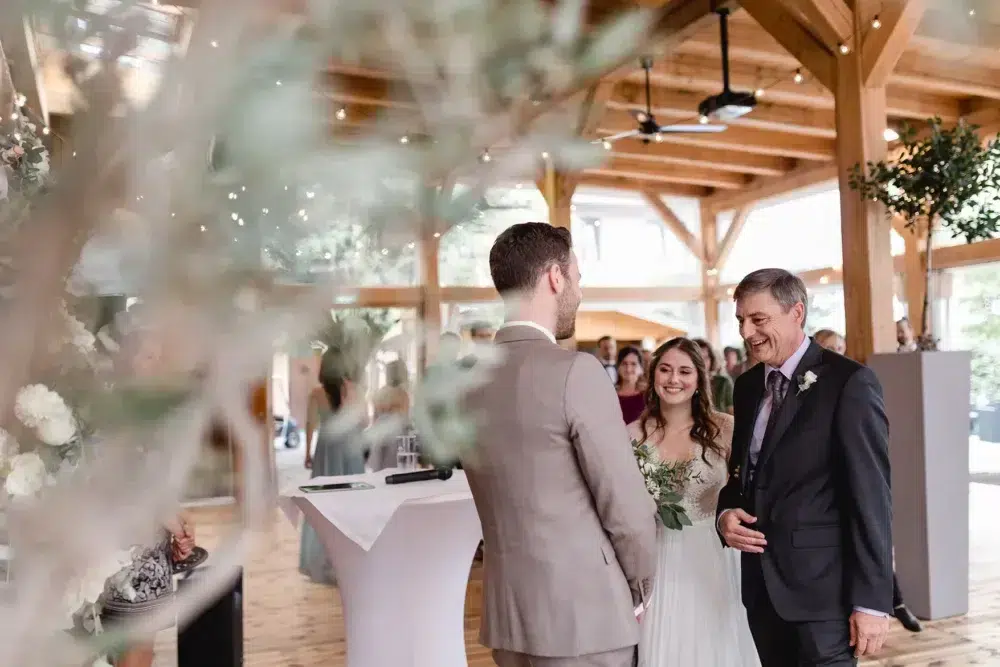 ACANTUS Hotel zur freien Trauung mit Fotograf in Hochzeitslocation bei Nürnberg – Brautvater führt Braut zum Altar in Scheune