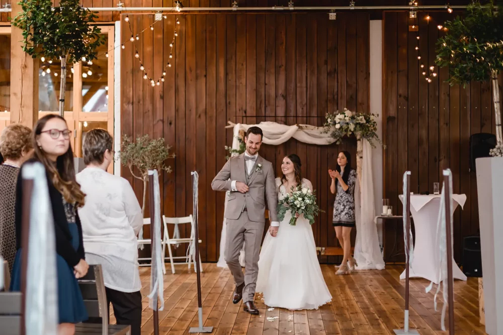 Hochzeitsfotograf im ACANTUS Hotel in Hochzeitslocation bei Nürnberg mit Scheune zur freien Trauung bei Auszug des Brautpaars