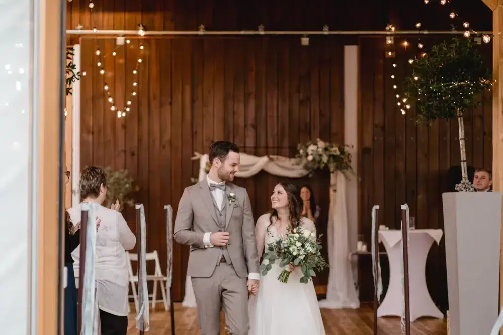 Hochzeitsfotograf in Hochzeitslocation Nürnberg zur freien Trauung zur Hochzeit in ACANTUS Hotel bei Auszug des Brautpaars