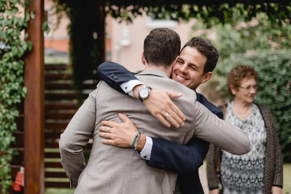 Gratulationen bei Sektempfang zur Hochzeit mit Fotografin im ACANTUS Hotel bei Nürnberg