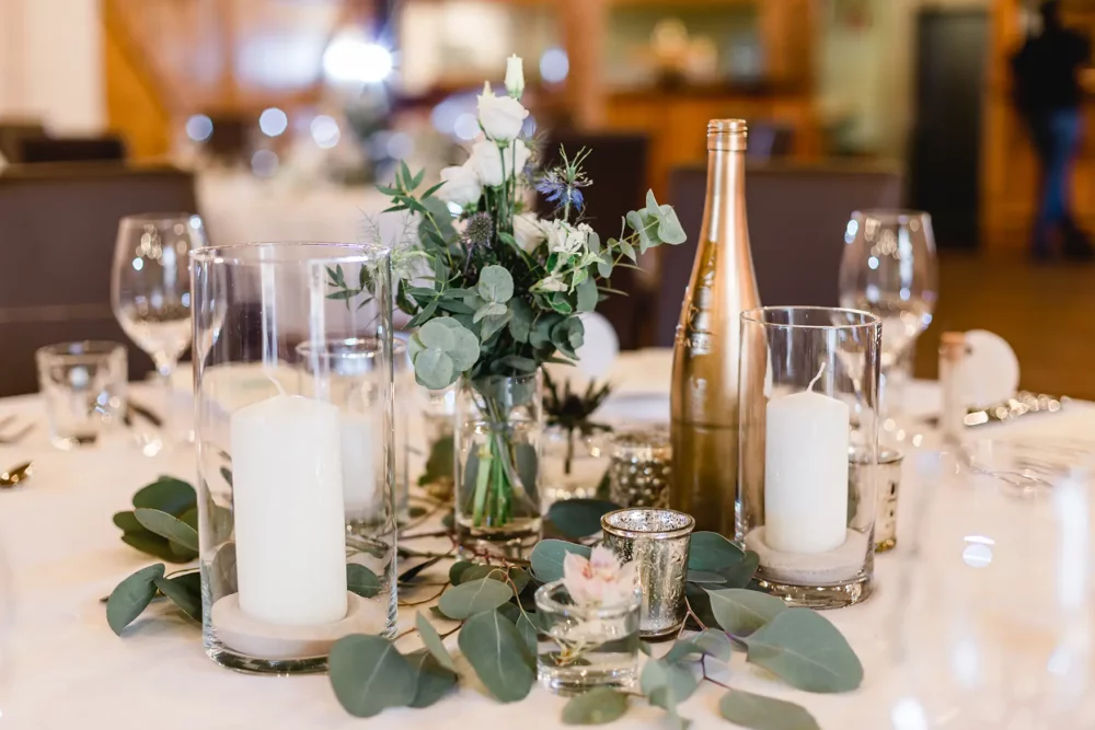 Tischdeko von ART Decorations für Hochzeit mit Fotografin in ACANTUS Hotel Eventscheune, Hochzeitslocation bei Nürnberg