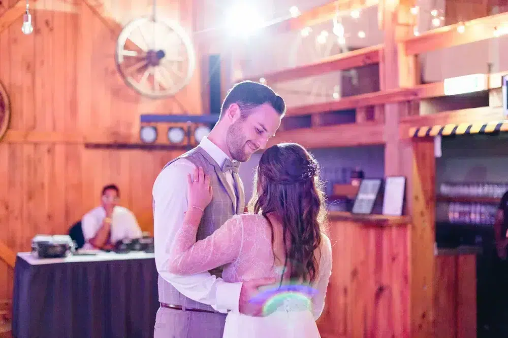 ACANTUS Hotel Eventscheune zum Hochzeitstanz mit Hochzeitsfotograf bei Nürnberg