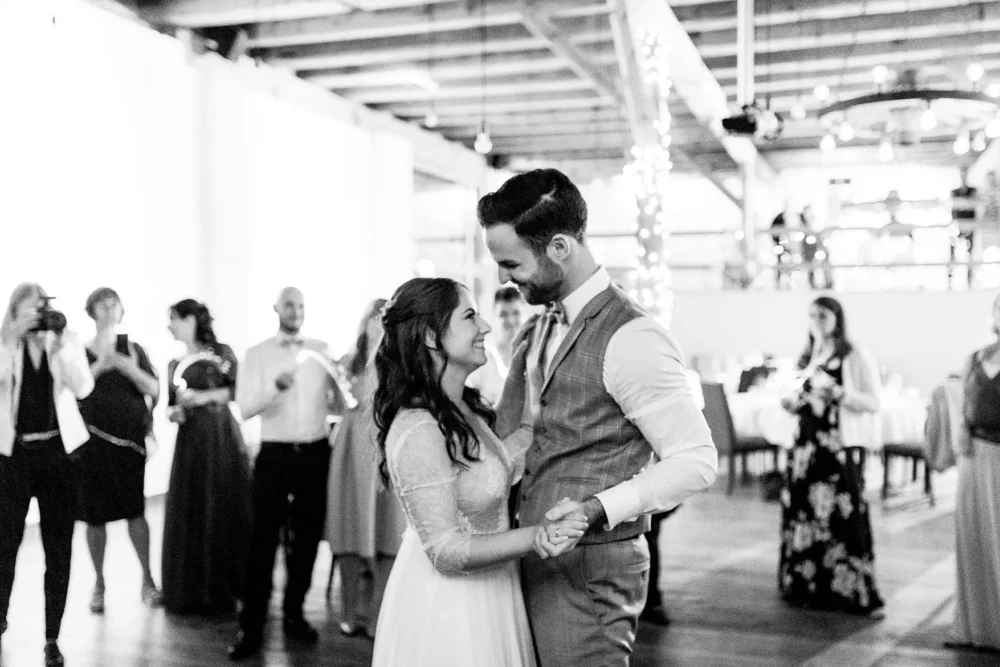 Hochzeitstanz im ACANTUS Hotel zur Hochzeit mit Hochzeitsfotografin bei Nürnberg in Eventscheune